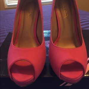 Journey Collection Women’s hot pink heels